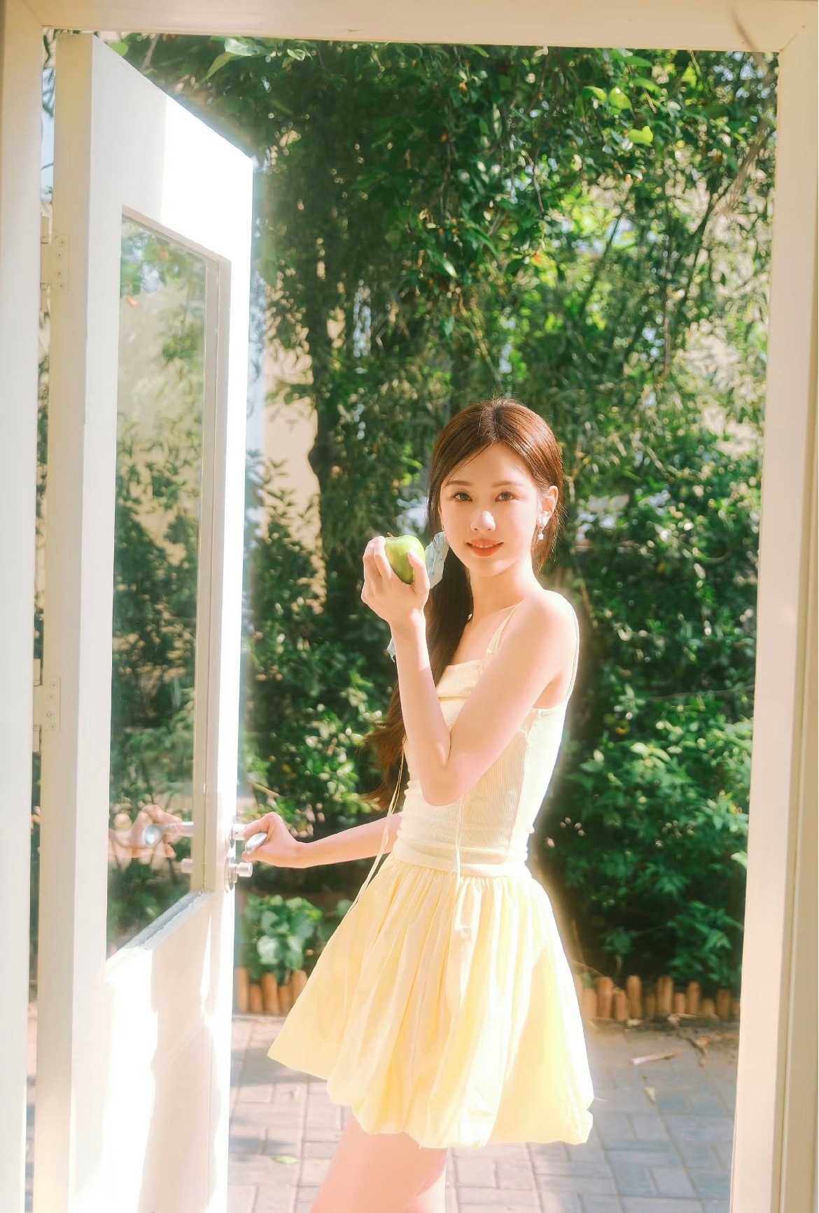 陈都灵徐艺洋等16位明星绝美裙装造型合集