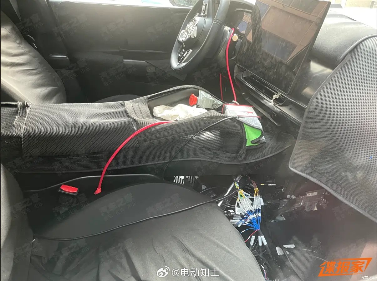 极氪8X车内谍照曝光，悬浮大屏三排六座设计