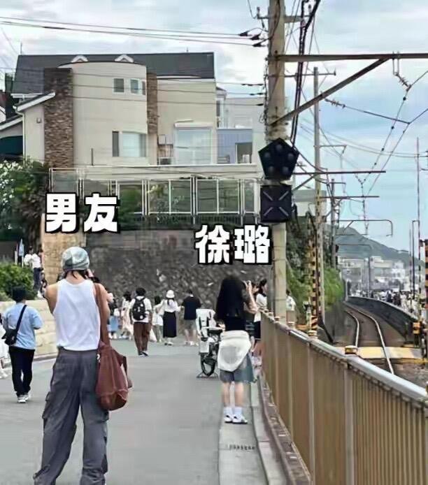 徐璐陪小5岁男友日本度假穿情侣装拍照