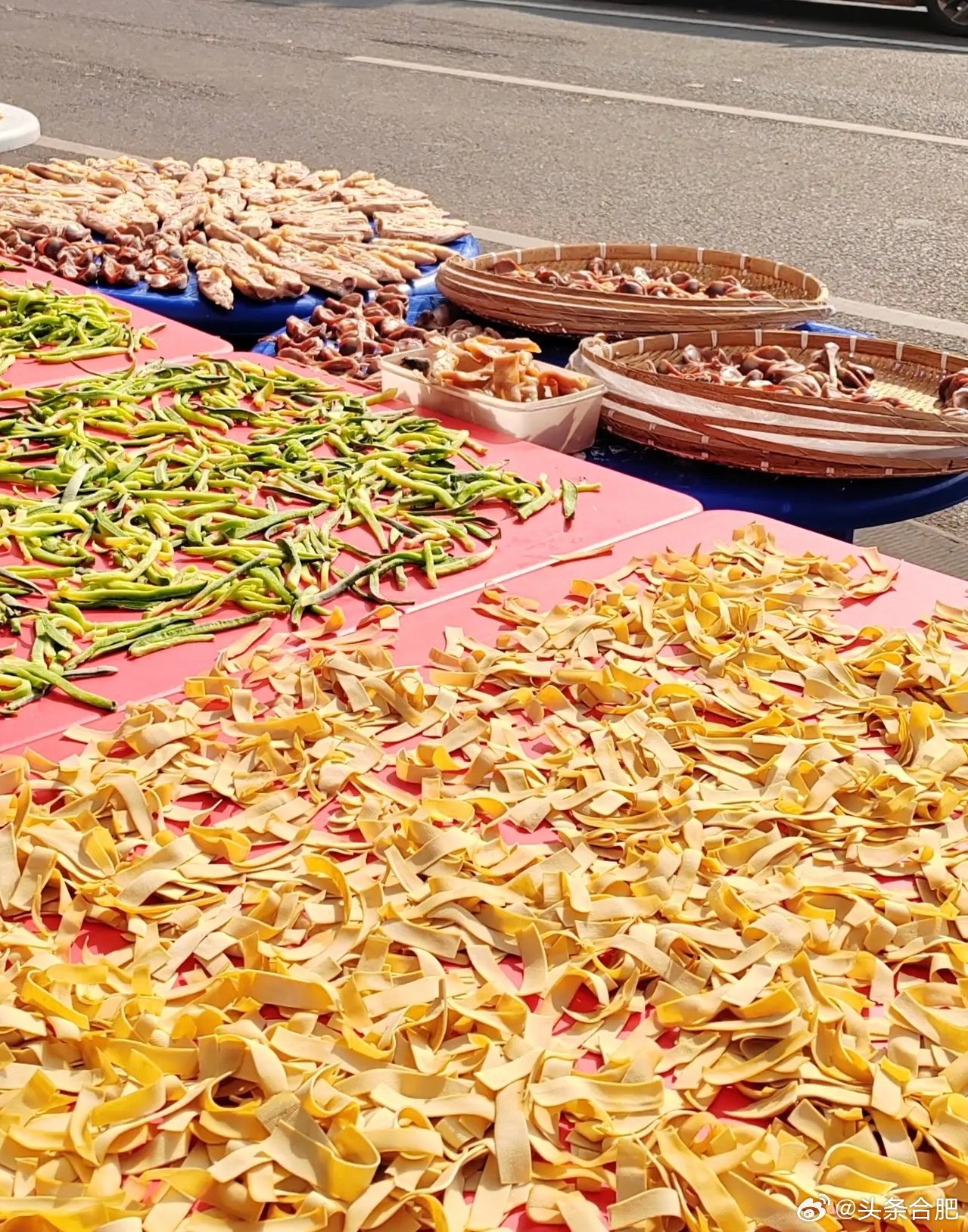 合肥土菜馆路边晾晒咸货成风景，食客称下饭