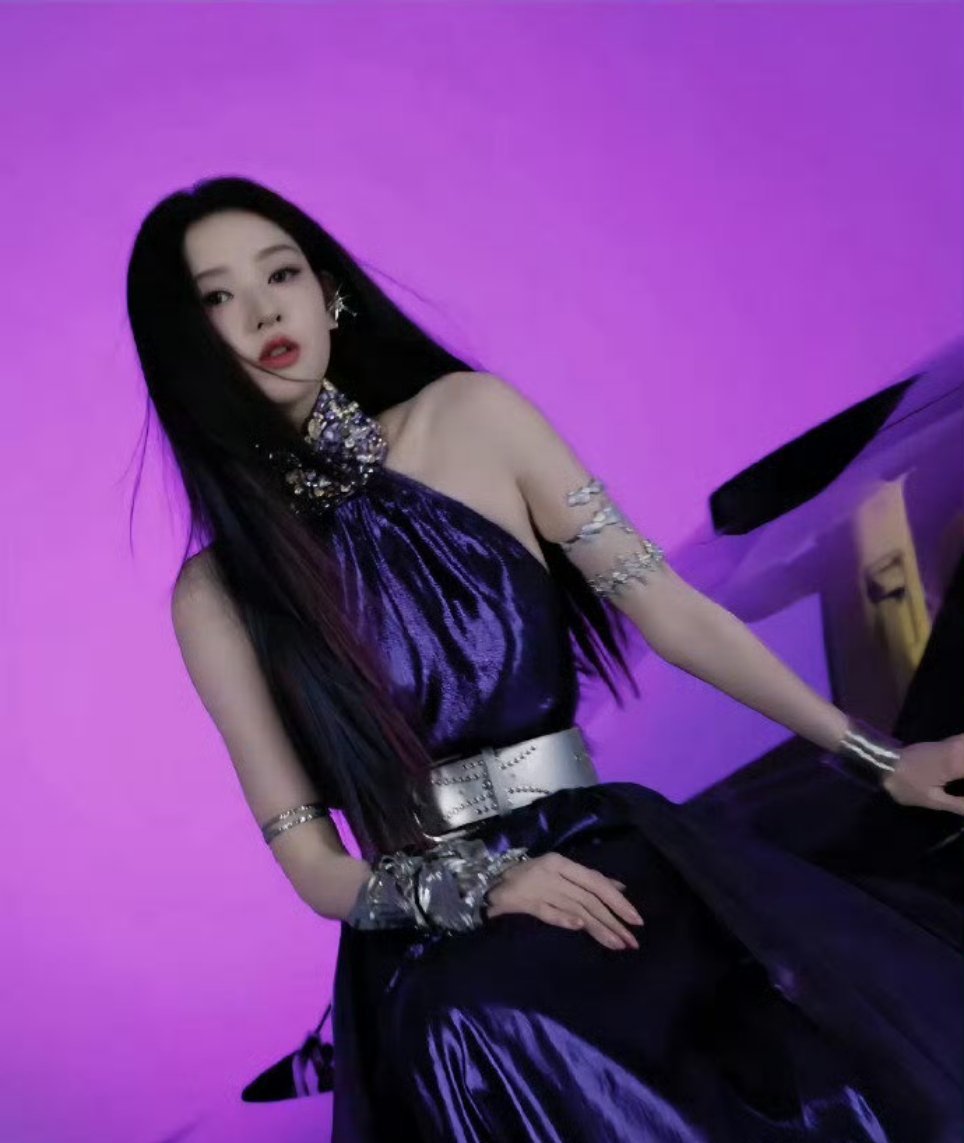 王玉雯穿紫色满钻挂脖裙亮相，气场全开