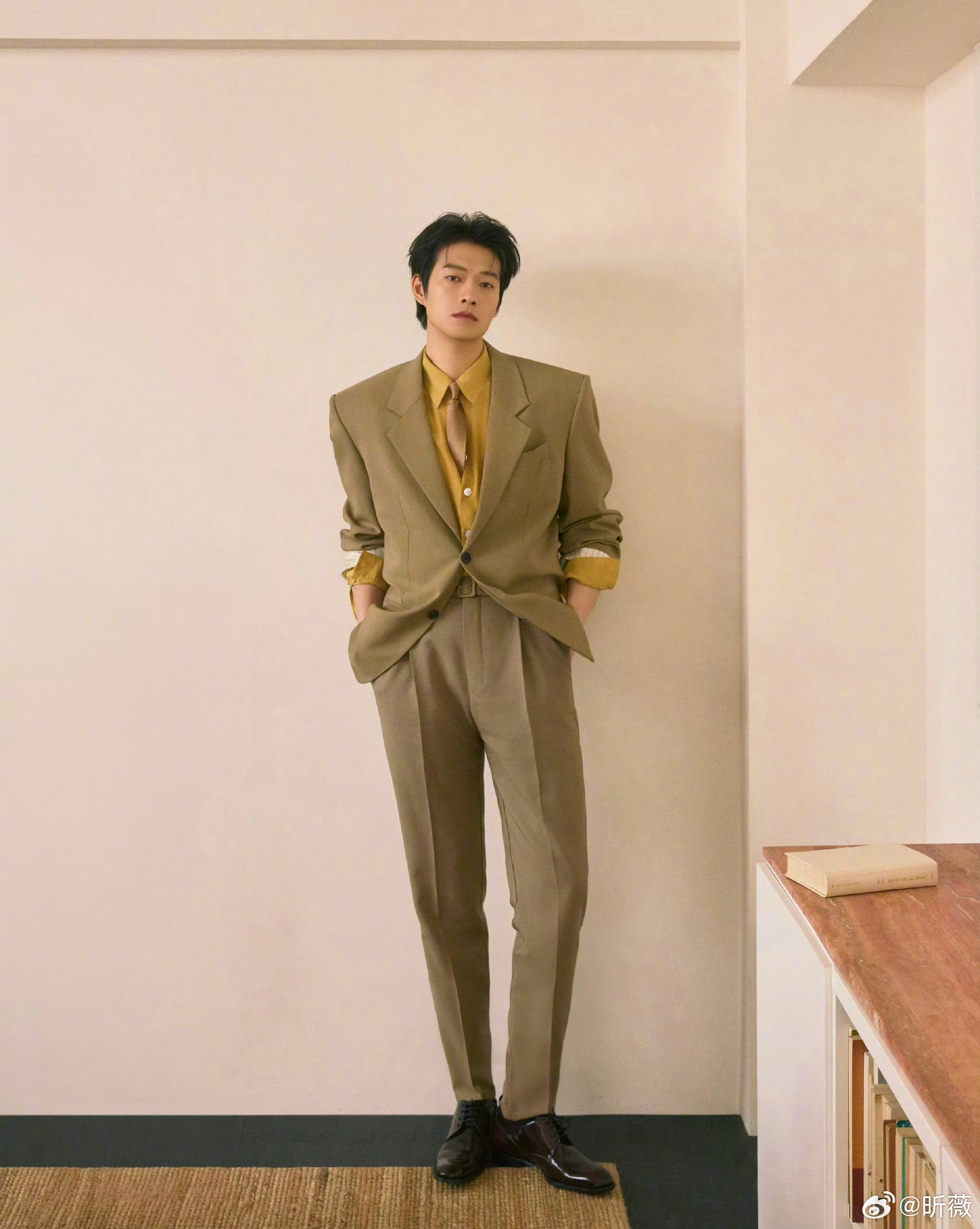 魏大勋微博之夜穿SaintLaurent春夏男装亮相