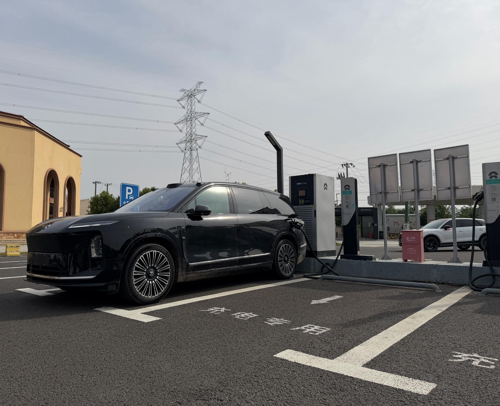 蔚来ES8用户可在服务区充原厂电