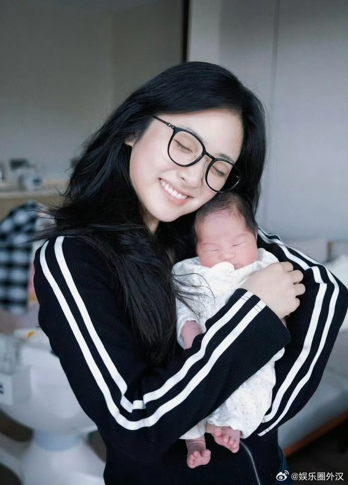 沈月成萌娃干妈，芋圆称其是大明星