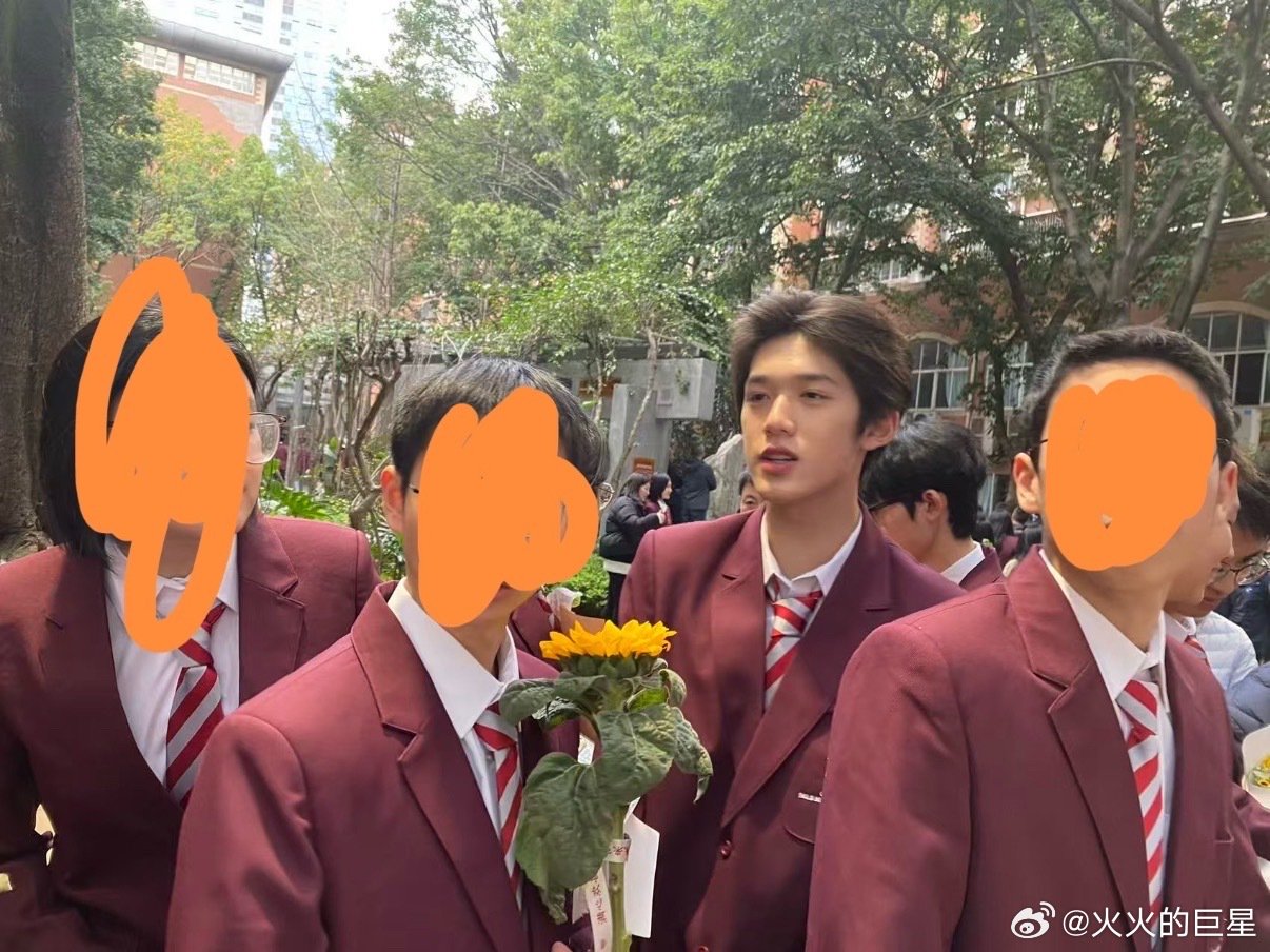 官俊臣回校参加成人礼引关注