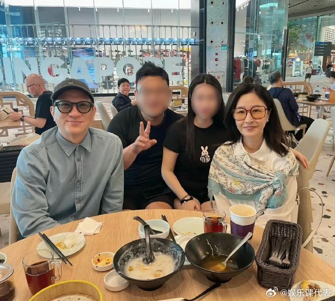 张家辉关咏荷喝早茶被偶遇，大方合影