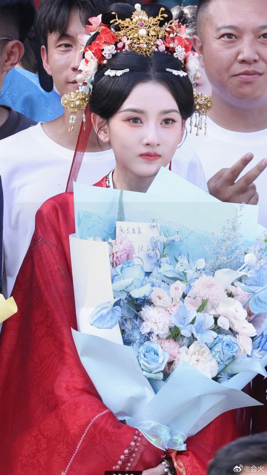 宋祖儿《司宫令》杀青捧花