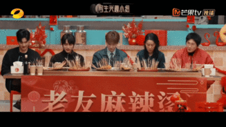 林宥嘉献唱《皇帝的白马》点燃舞台