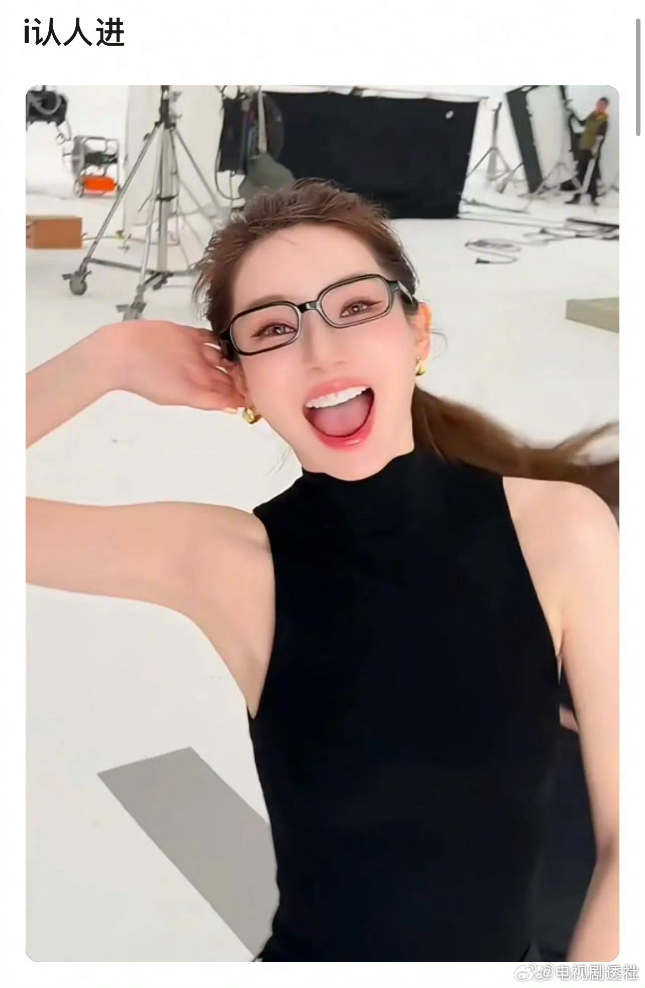 戚薇金晨撞脸引热议，网友直呼认不出