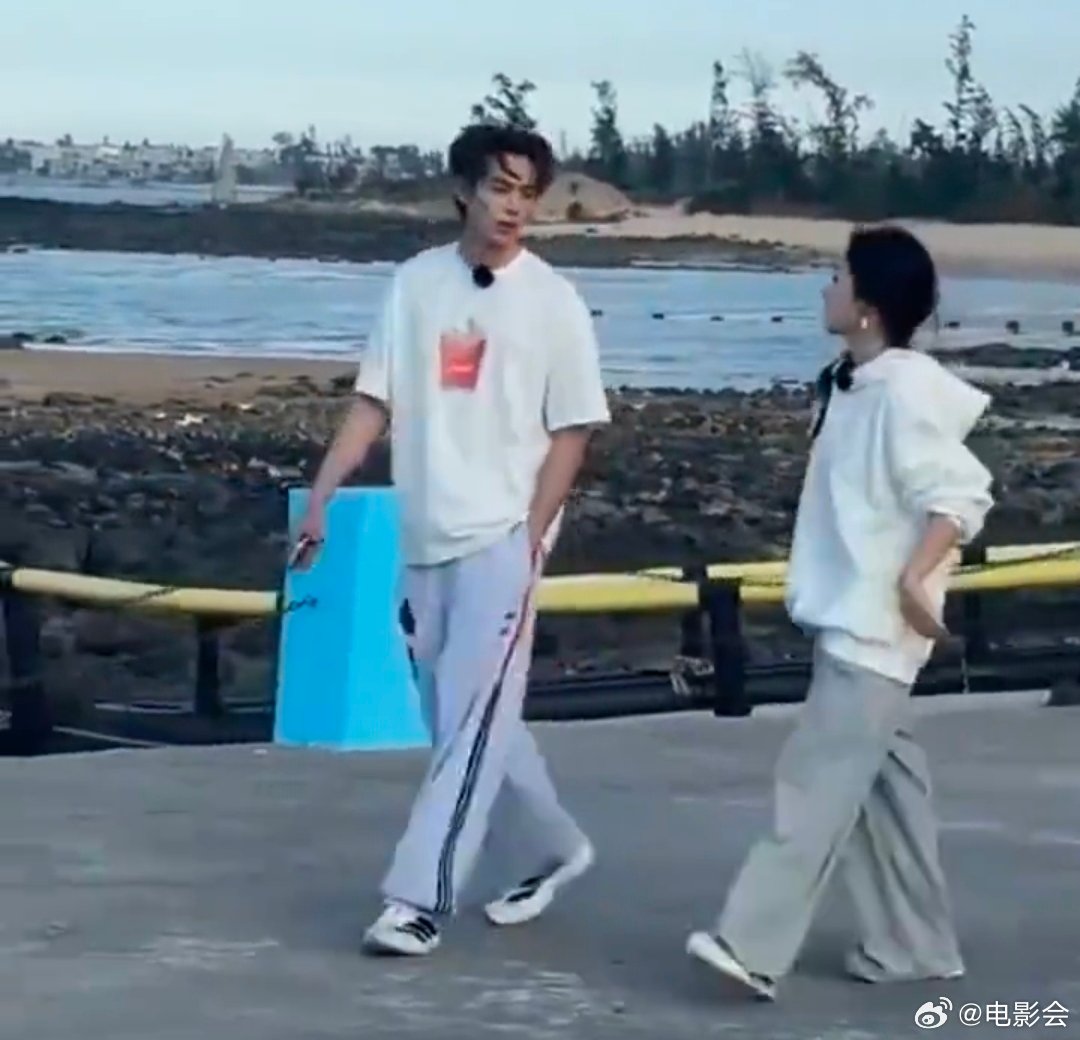 王鹤棣沈月白鹿秦岚亮相亲爱的客栈2026路透