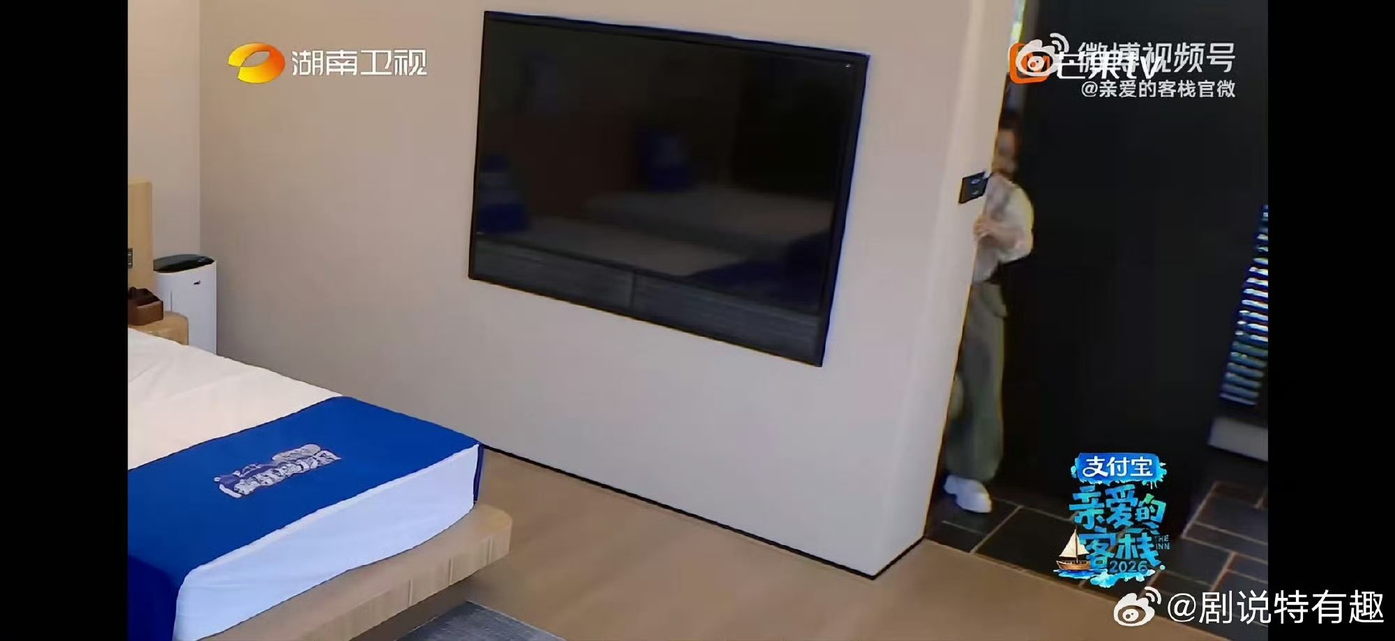 沈月搬运客栈用品被门卡住幽默自嘲先撤回