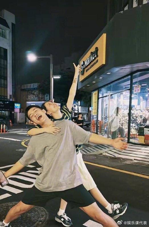 李嘉格与男友甜蜜合照曝光