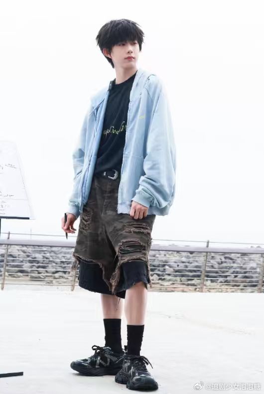 陈奕恒迷彩破洞短裤造型曝光，白日研究所花絮照释出