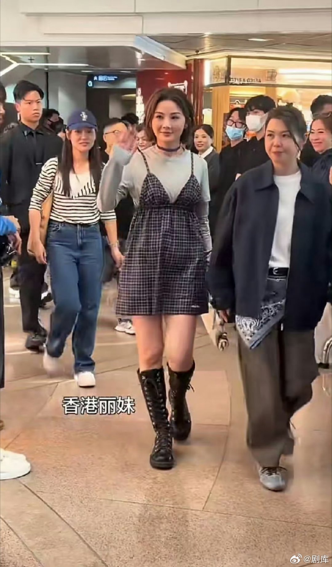 蔡卓妍出席活动肚子明显被疑有孕