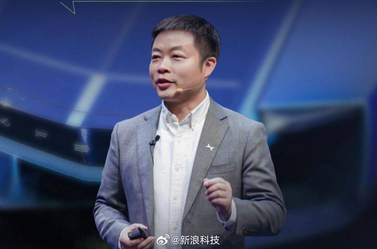 何小鹏称第二代VLA人车博弈能力更强，窄路处理效果优于特斯拉FSD