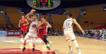 郭艾伦比赛中重伤倒地，被担架抬离球场