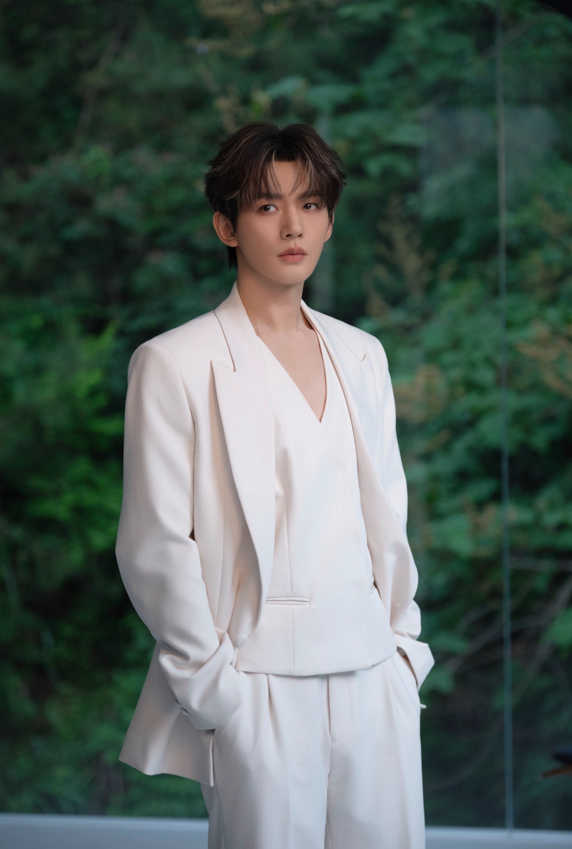 邓为徐若晗等16位明星西装造型亮相