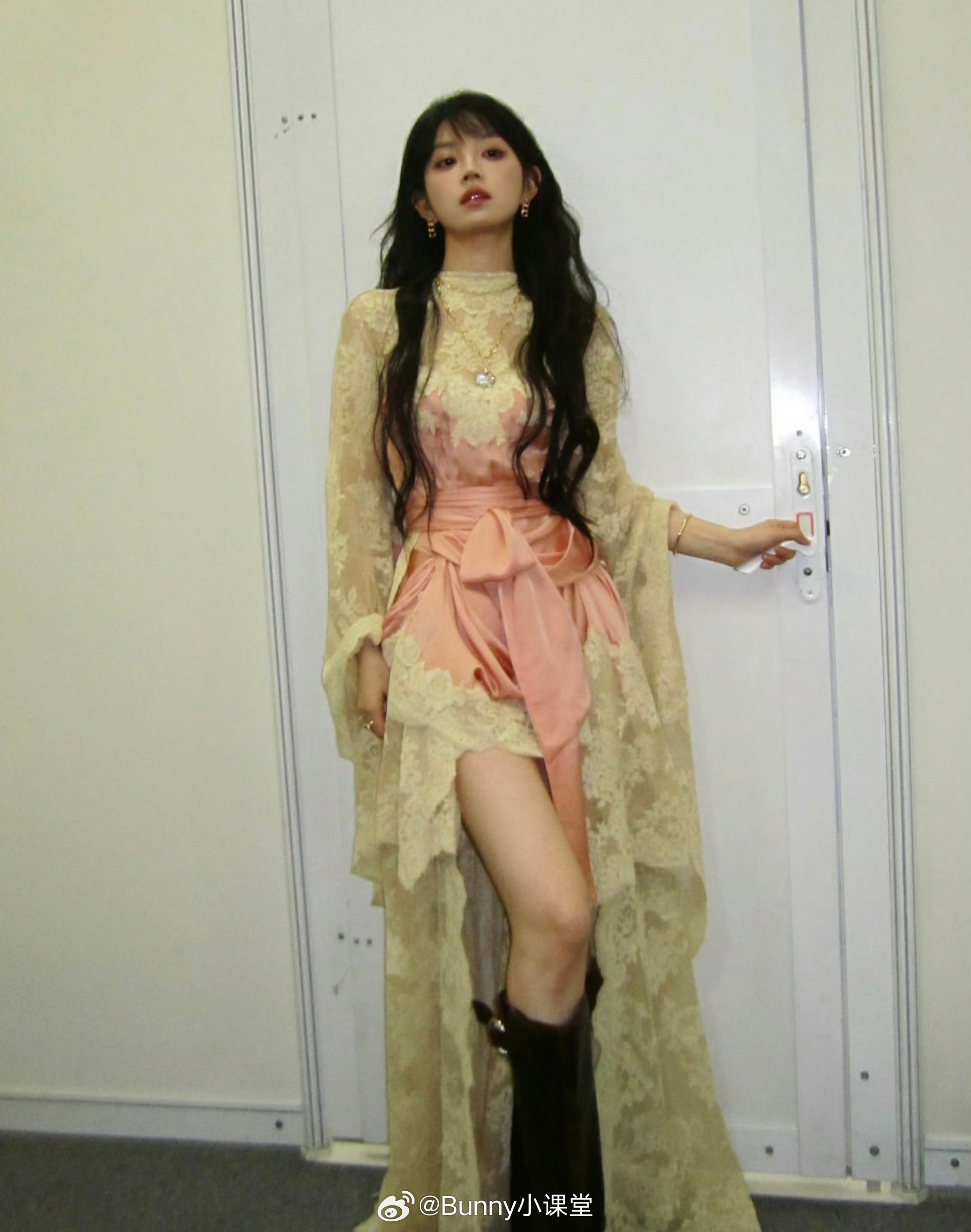 田曦薇鞠婧祎徐若晗同款礼裙撞衫