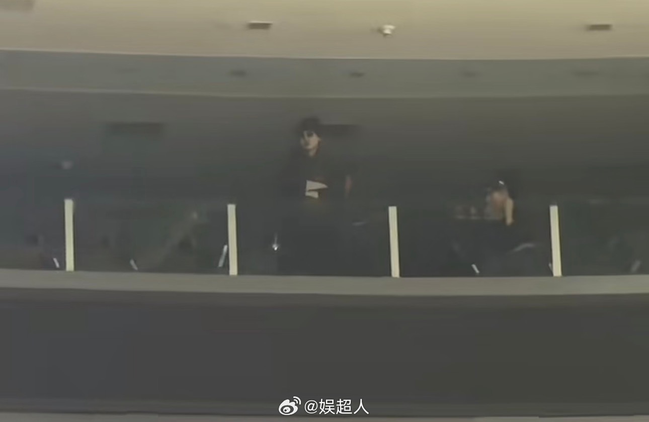 白敬亭现身马思唯演唱会，低调观演