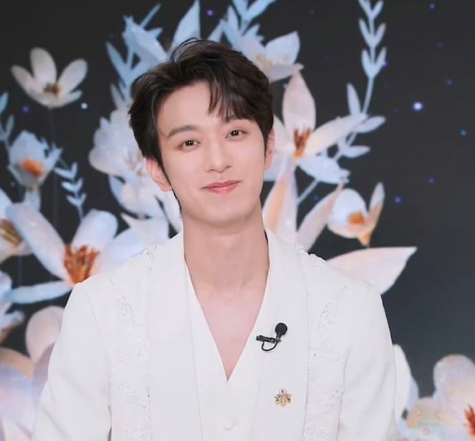 李沛恩身着白色蕾丝西装亮相