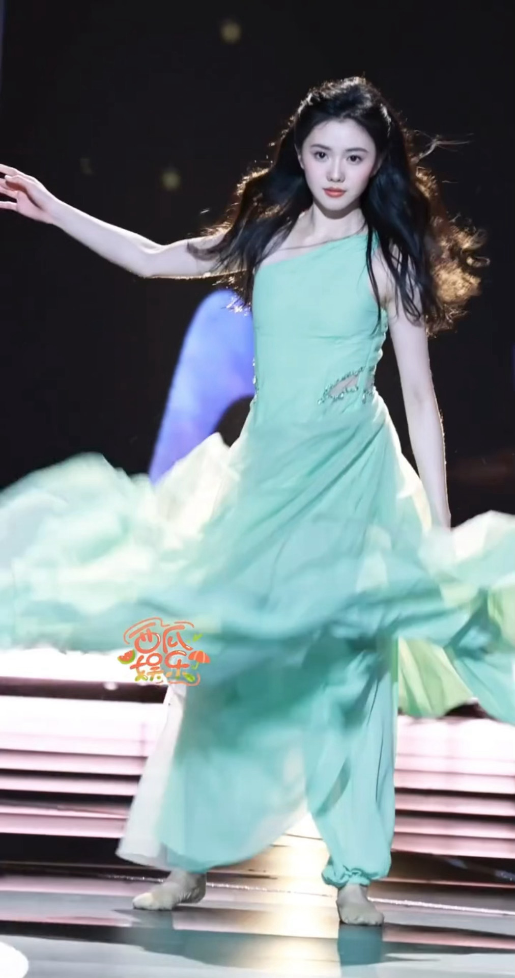 刘浩存独舞转圈甩裙摆震撼全场