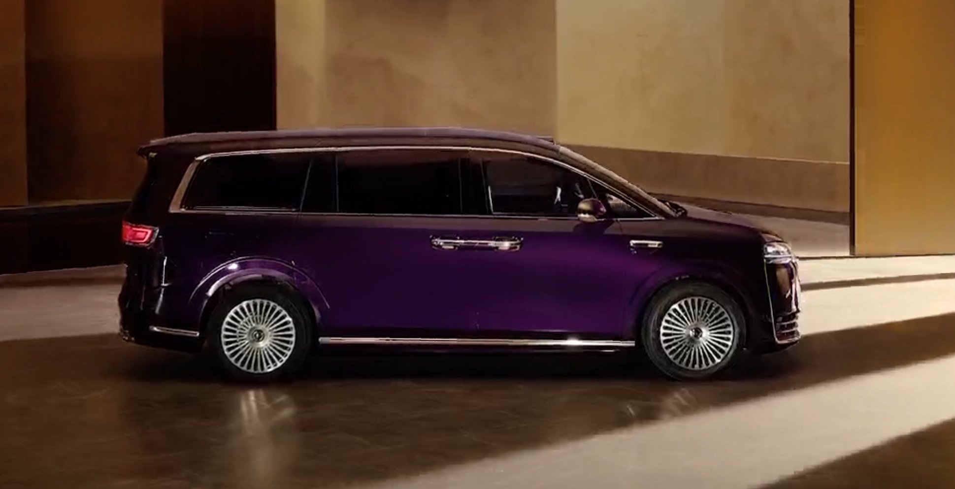 智界V9续航1200km二排可旋转支持多人长途旅行