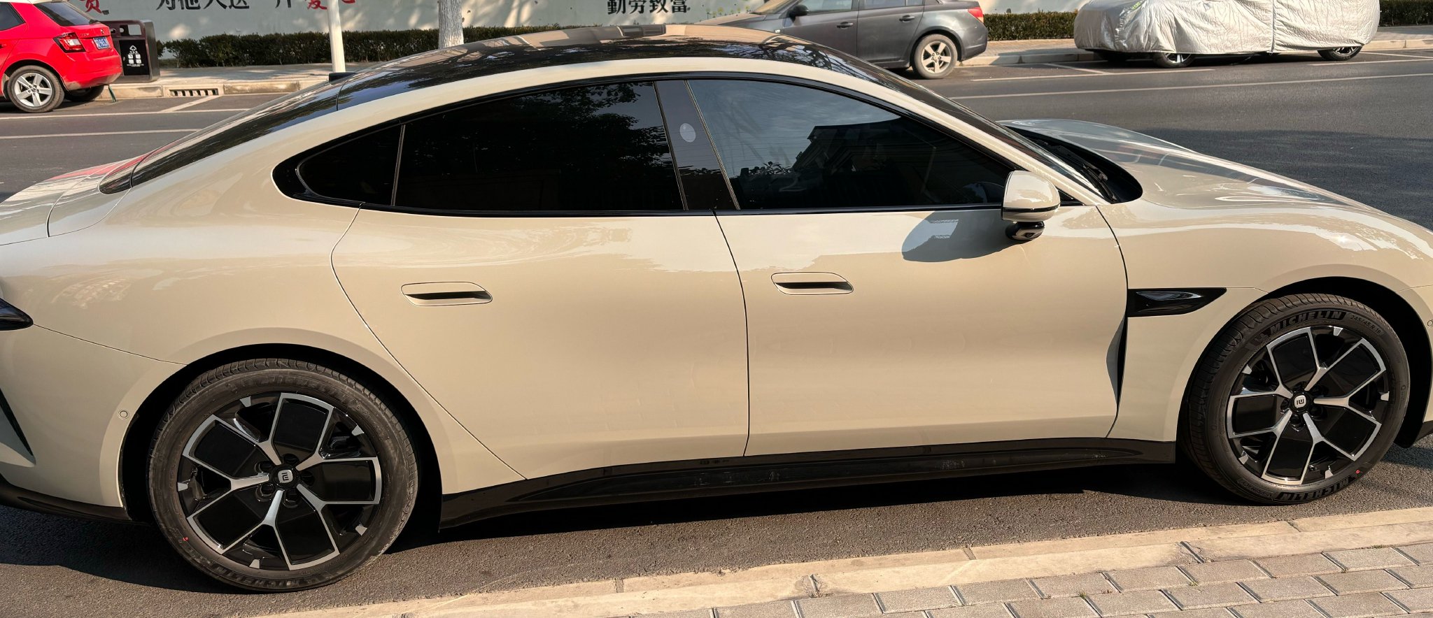 小米SU7安全性引热议，官方回应碰撞后车门解锁问题