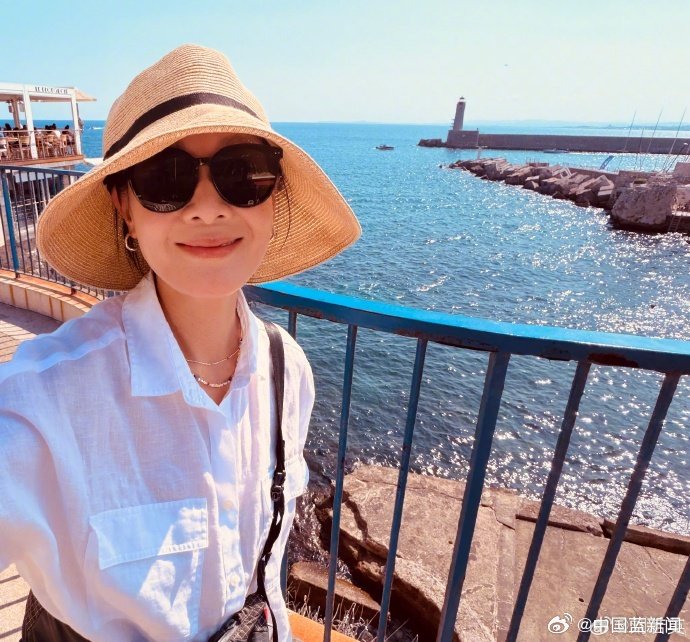 刘若英晒亲子照，57岁状态好，11岁儿子个头赶超妈妈