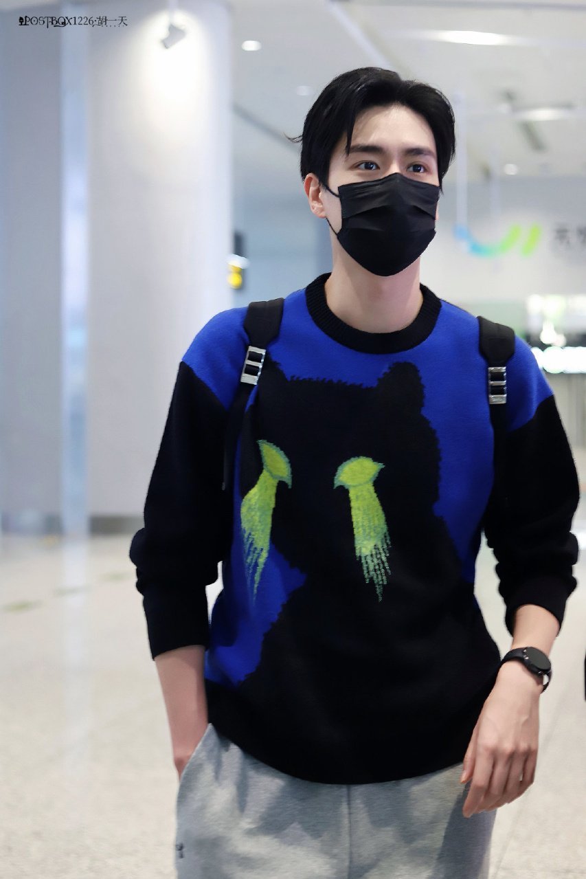 胡一天机场回应粉丝追问，直言别信男人的话