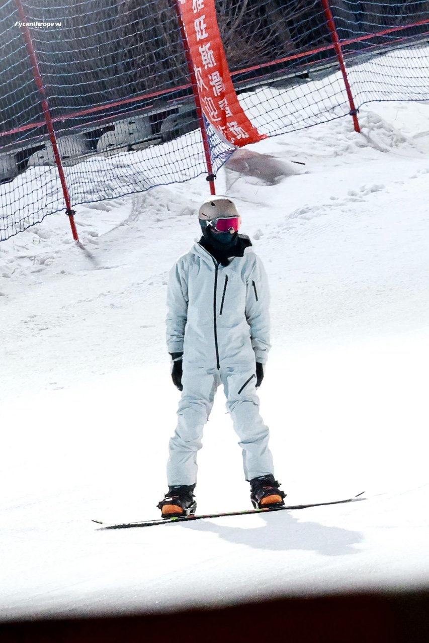 刘耀文滑雪神图曝光，展现滑雪技能