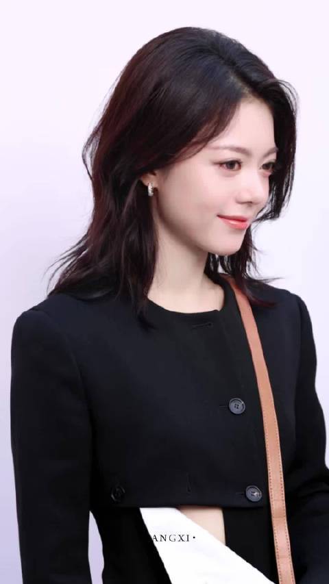 赵今麦露腰西装裙，熟女风又美又酷