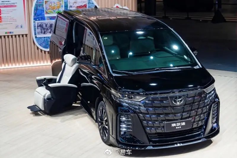 2025进博会丰田埃尔法福祉版亮相，搭载电动升降座椅