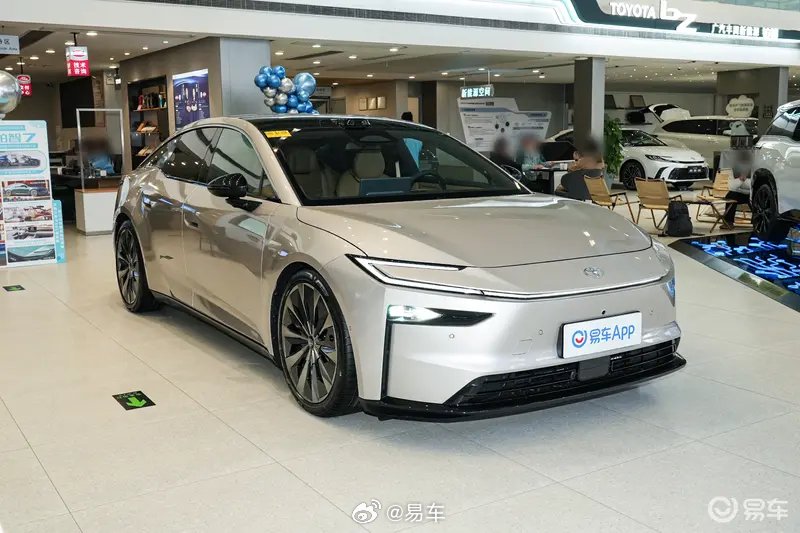 广汽丰田铂智7实车到店，配鸿蒙座舱明年3月上市