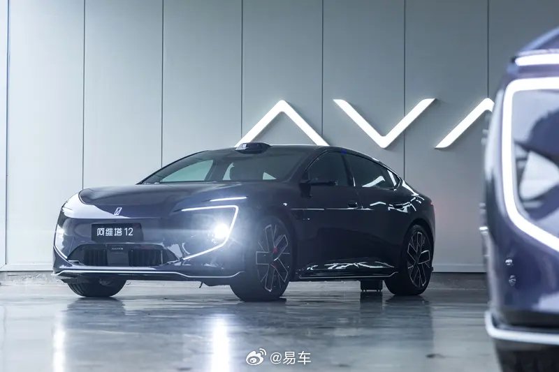 新款阿维塔12实车亮相，搭载顶置激光雷达及乾崑智驾标识