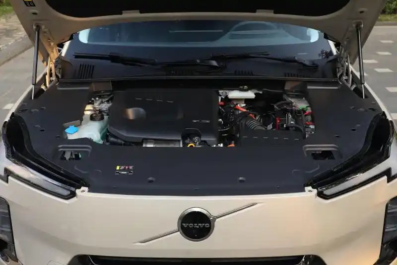 沃尔沃XC70冰封40天破冰而出，四擎四驱混动系统颠覆认知