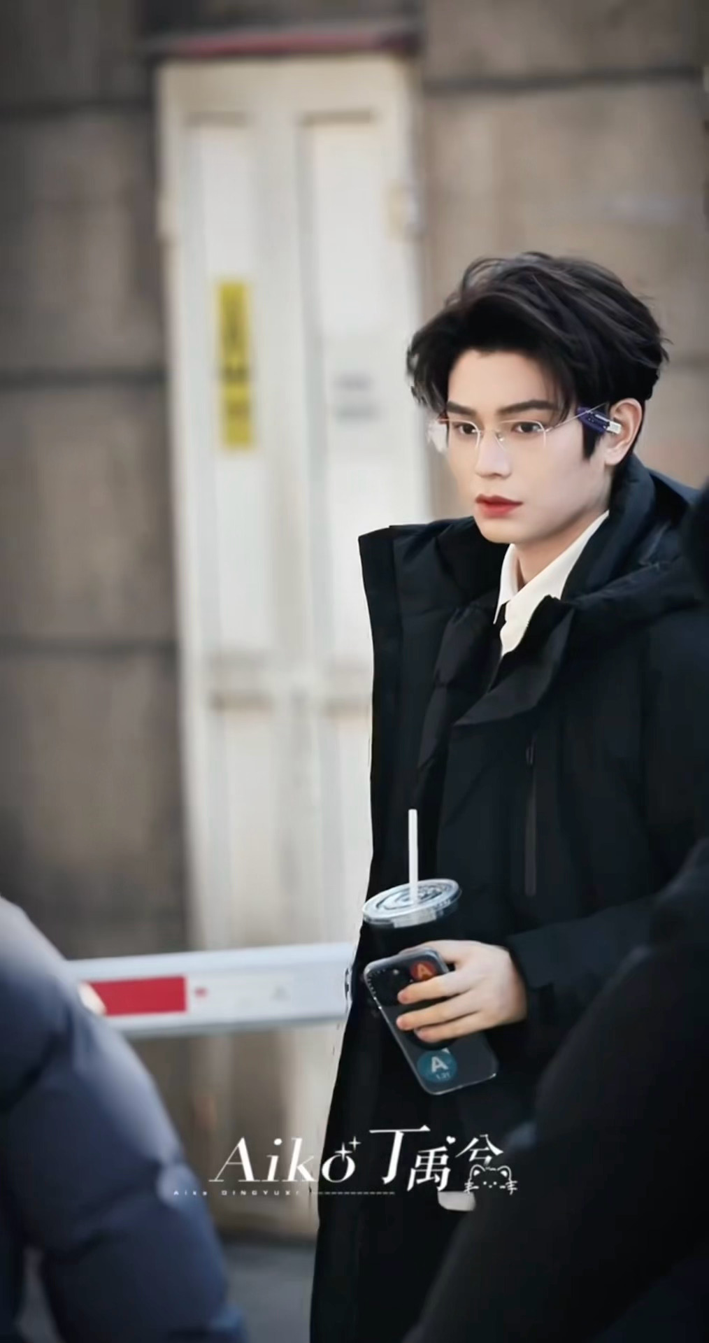 丁禹兮参加春晚第四次联排，金丝眼镜造型引关注