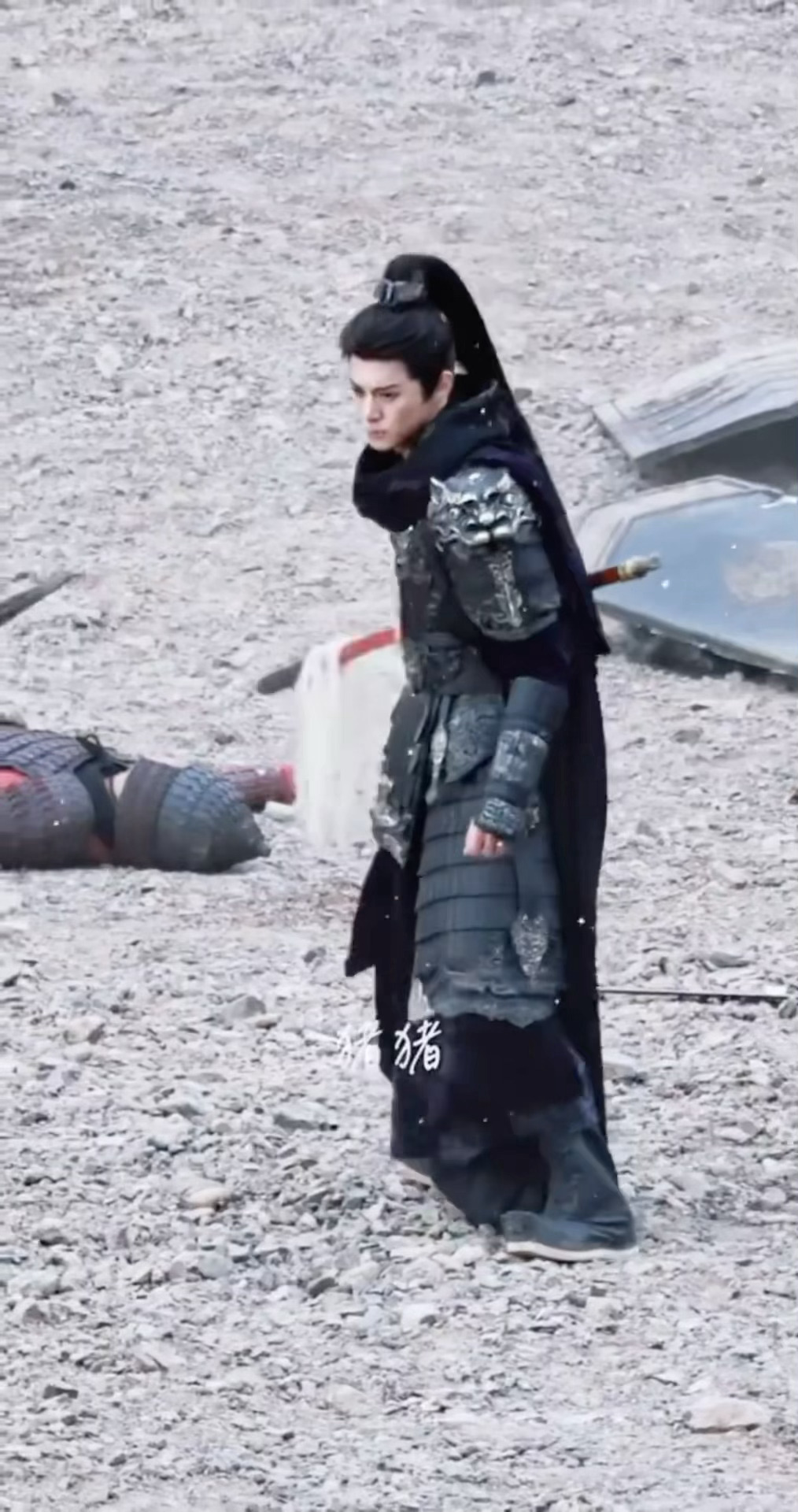 王鹤棣戎装长枪武打戏路透曝光