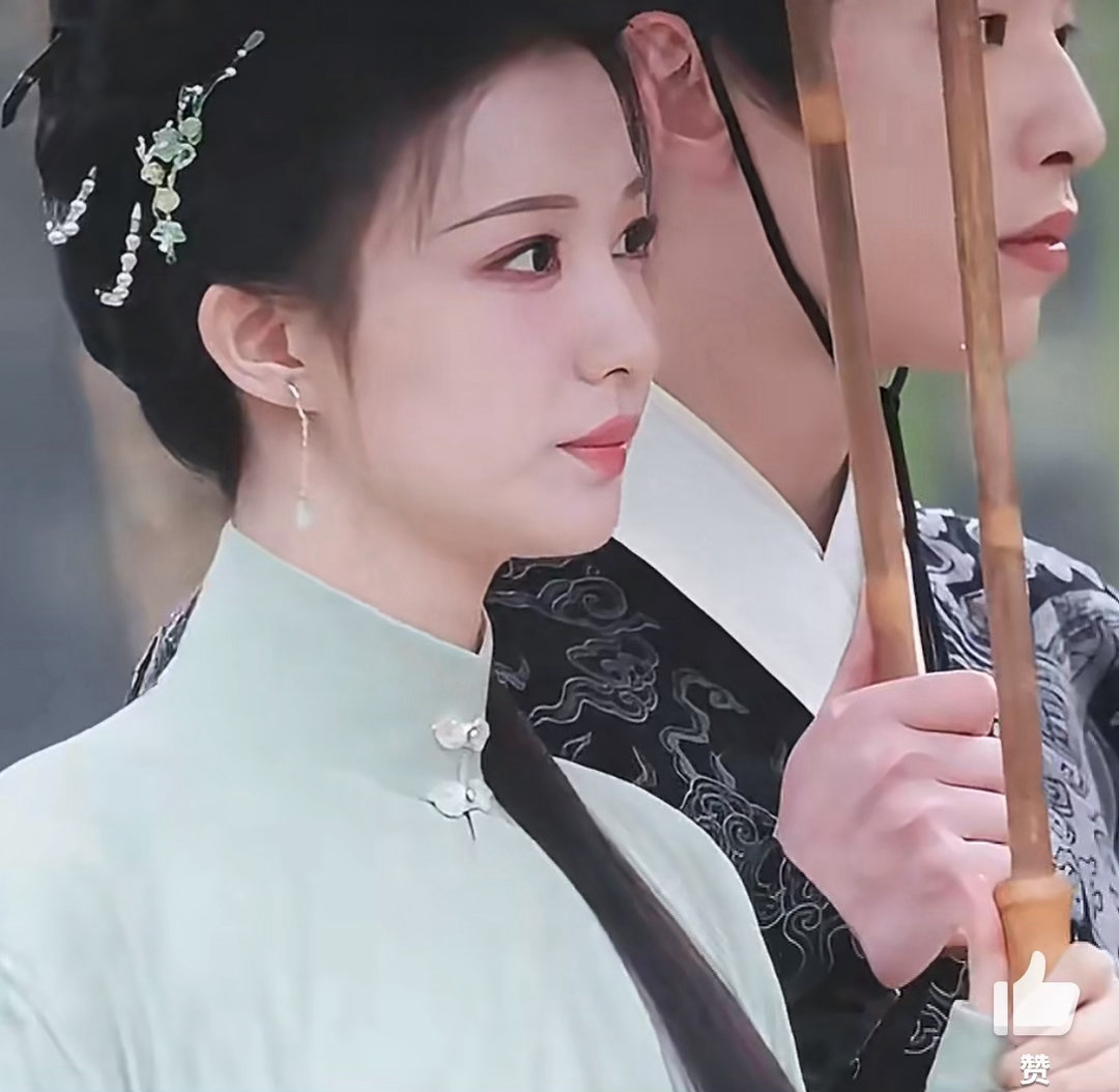 王楚然亮相展现温婉美丽气质