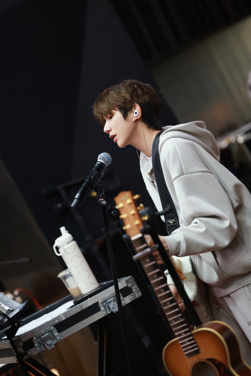 王源冬至发文祝福粉丝静候佳音