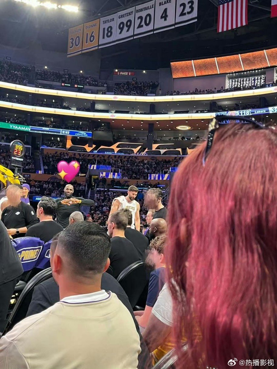 詹姆斯对宋雨琦比心，两人互动引关注