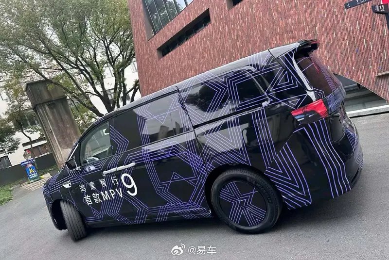 鸿蒙智行首款9系旗舰MPV谍照曝光，有望近期发布
