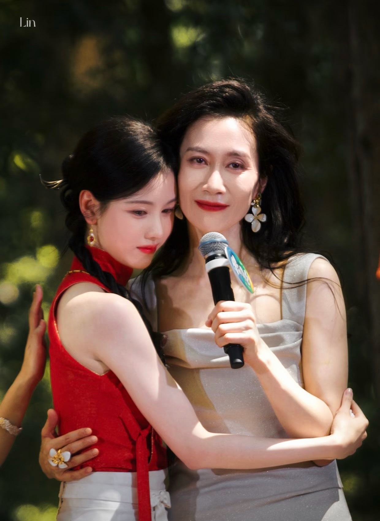 温峥嵘称陈都灵为1号女儿，眼神宠溺