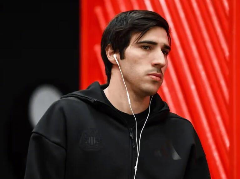 曼联今夏重组中场，托纳利成重点引援目标