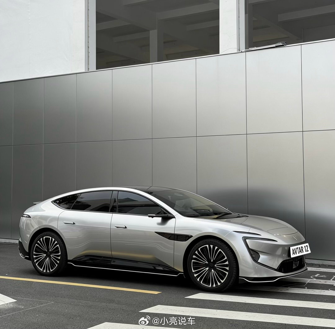 阿维塔12银灰色轿跑亮相，极简设计尽显高级感