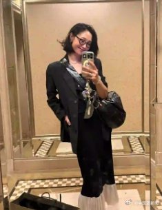 白百何参加18岁儿子元宝高中毕业典礼