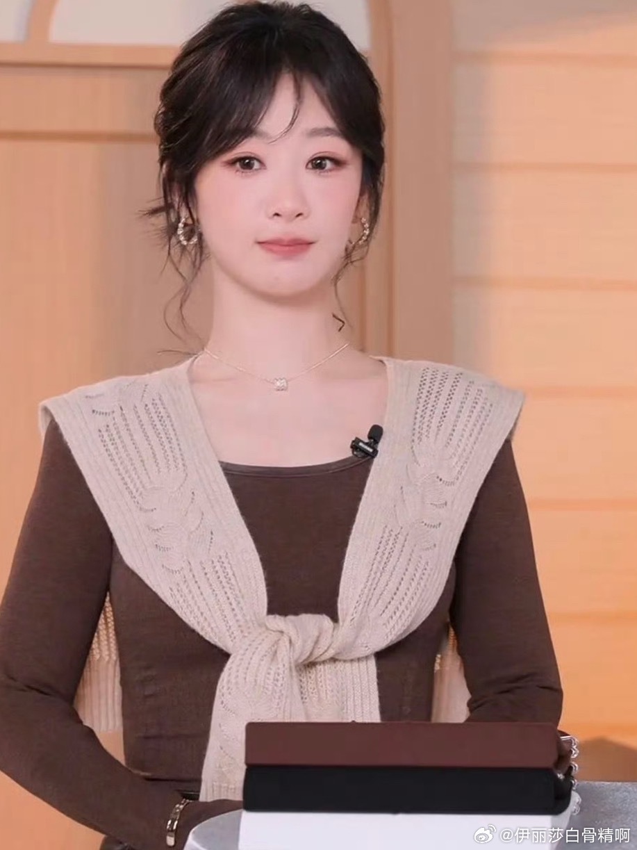 杨紫今晚品牌直播妆发适配状态美萌