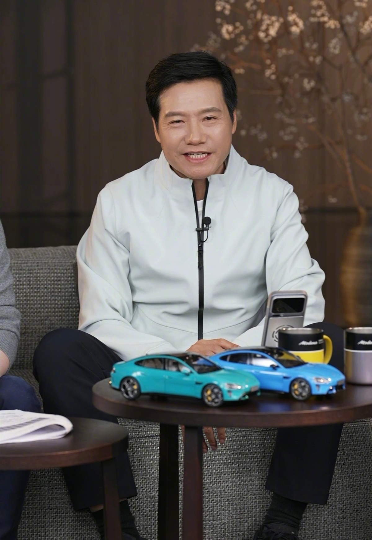 雷军直播辟谣小米SU3渲染图，称车型规划保密
