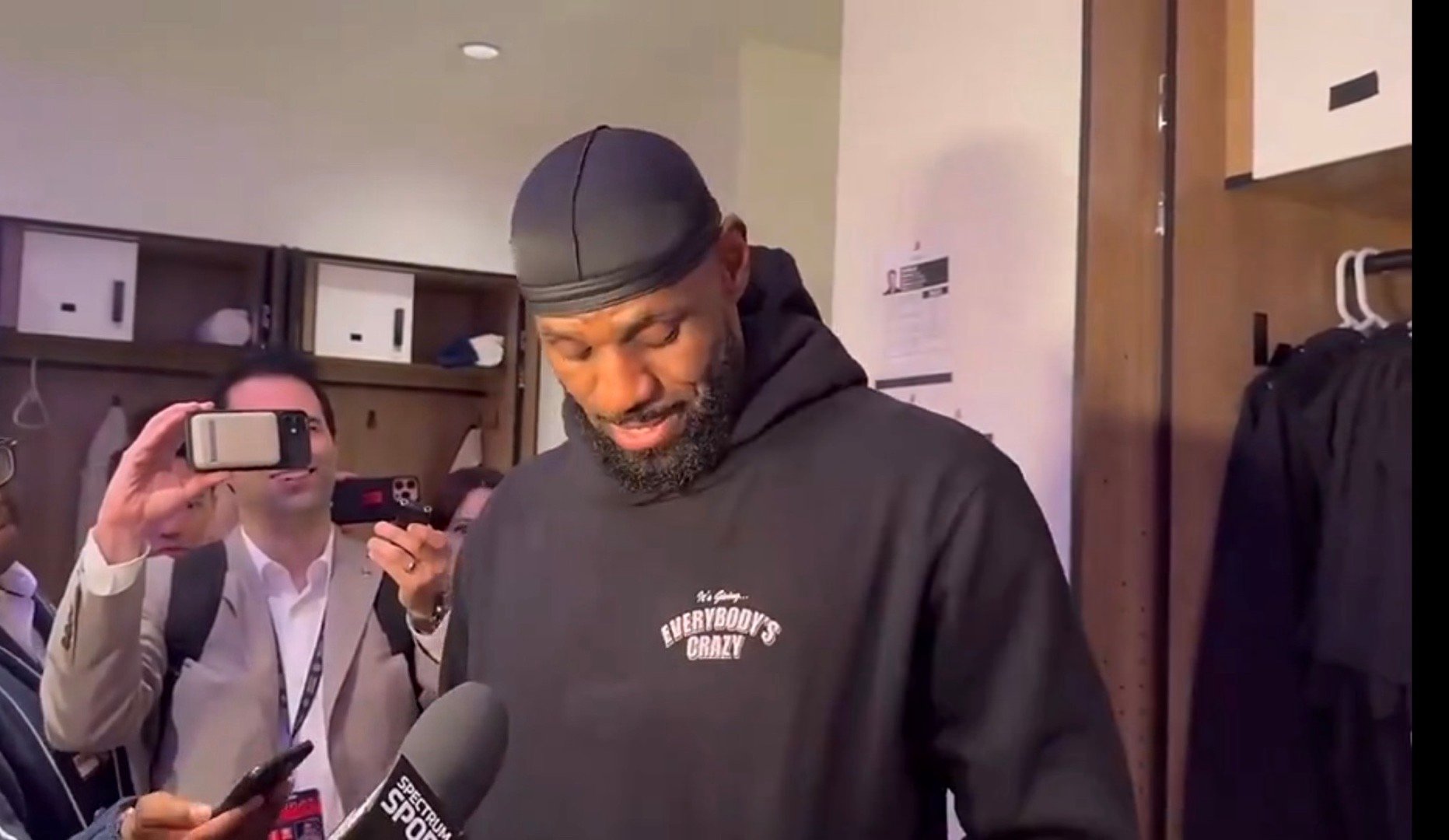 詹姆斯28分10篮板12助攻创历史最老三双纪录