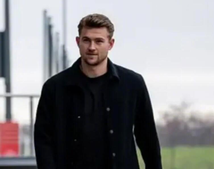 曼联中卫德里赫特伤缺四月复出无期，背部慢性伤病反复