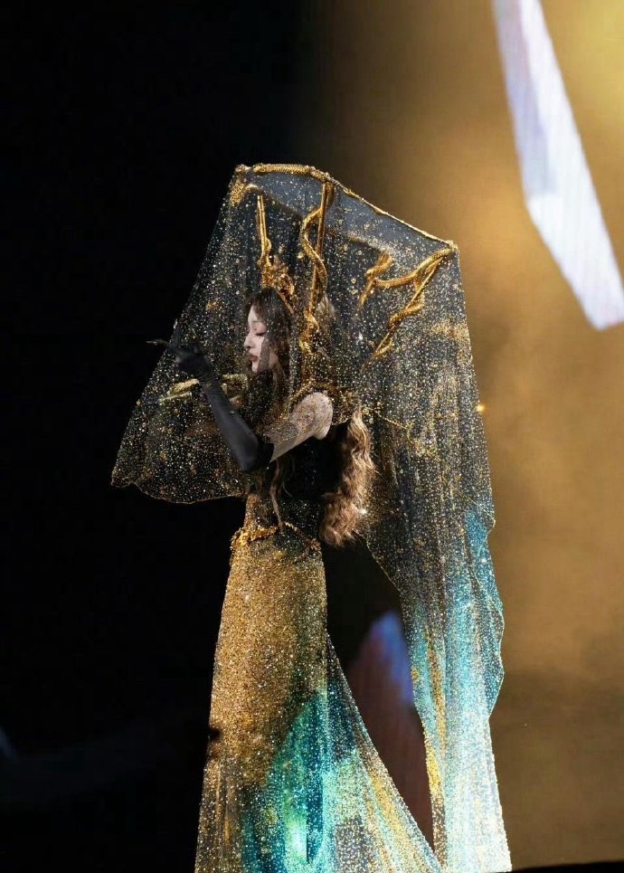 张韶涵公主造型惊艳亮相，时尚表现力获赞